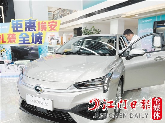 購(gòu)買新能源汽車的消費(fèi)者越來(lái)越多。