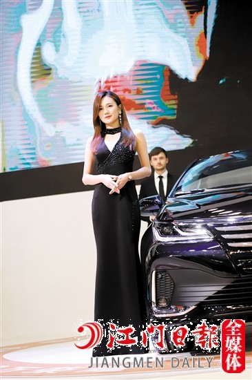 車展現(xiàn)場少不了香車美女。