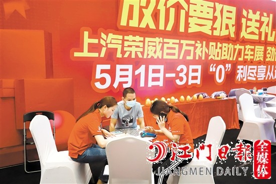 消費(fèi)者與商家簽訂購車合同時(shí)，要多加留意。