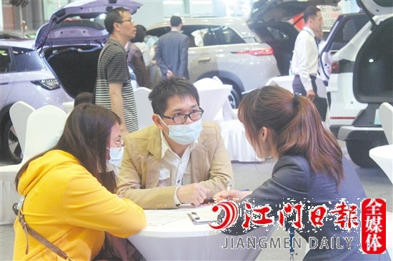 現(xiàn)場(chǎng)良好的氛圍吸引消費(fèi)者下單購車。