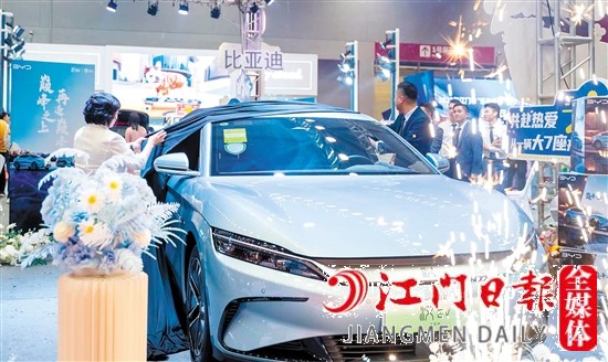 現(xiàn)場(chǎng)亮相的新能源汽車多。