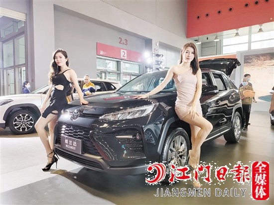 香車美女吸引眾多市民目光。