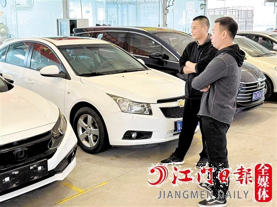 降價(jià)潮下，部分準(zhǔn)備購買二手車的市民持觀望態(tài)度。