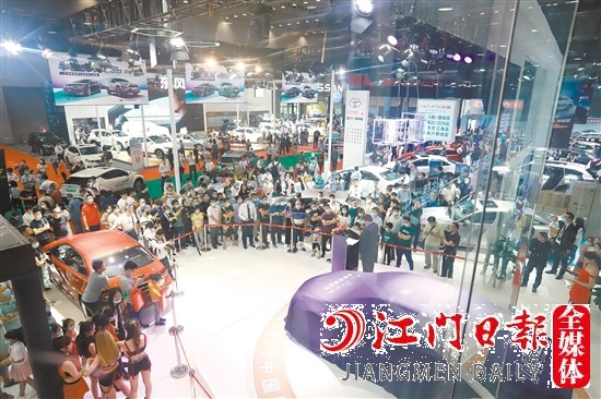 往屆“五一”車(chē)展吸引許多消費(fèi)者前來(lái)看車(chē)、購(gòu)車(chē)。