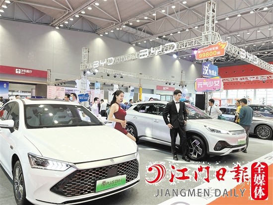 ←“五一”車(chē)展期間，各大主流新能源汽車(chē)品牌將亮相。圖為往屆“五一”車(chē)展現(xiàn)場(chǎng)。