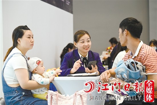 消費者現(xiàn)場向銷售人員咨詢購車相關情況。