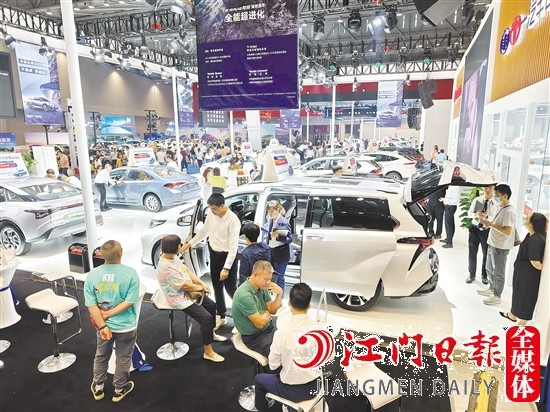 車展現(xiàn)場人氣旺。