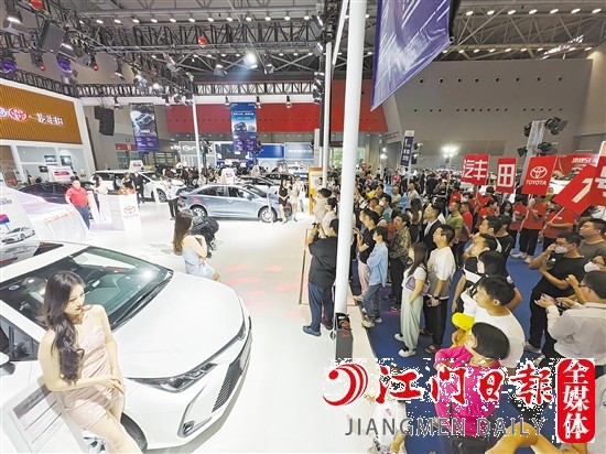 車模走秀吸引眾多消費者的目光。