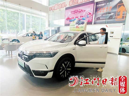 “國(guó)六a”車型吸引消費(fèi)者目光。