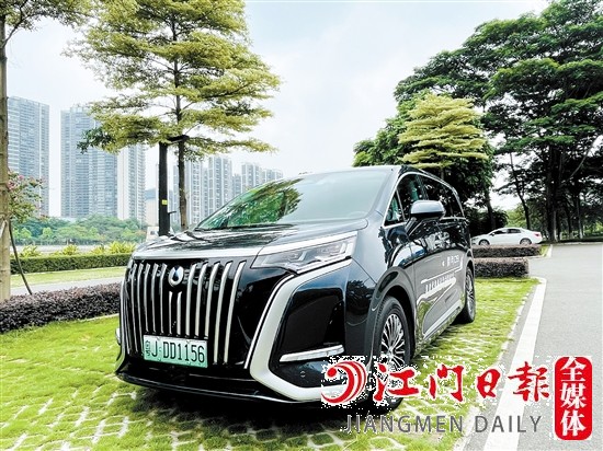 騰勢(shì)D9看起來好像很笨重，但駕駛起來非常輕巧。