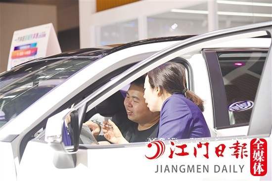 消費者看車、買車的時候，繳納定金要謹慎。