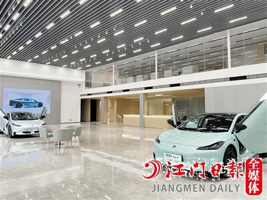 昊鉑中心江門蓬江店展廳寬敞明亮。