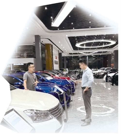 二手車商晚上直播忙。