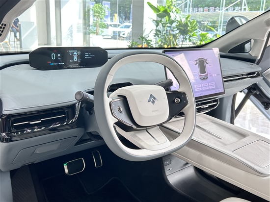 昊鉑GT的內(nèi)飾造型簡約有科幻感。