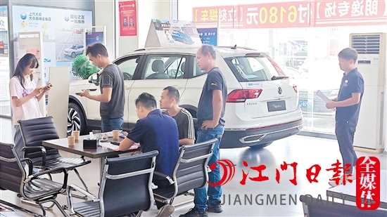 為盡早清理庫(kù)存，不少汽車(chē)經(jīng)銷(xiāo)商加大優(yōu)惠力度。