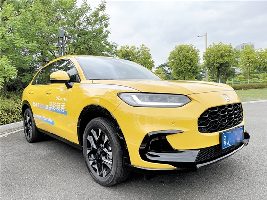 致在鮮艷的車身顏色足夠吸睛。