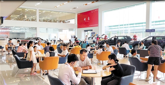 “雙節(jié)”假期前三天，車展客流帶動了4S店展廳客流。