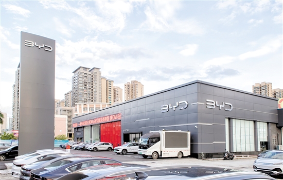 臺(tái)山市第一家比亞迪4S店環(huán)境優(yōu)越，將為消費(fèi)者提供高品質(zhì)的服務(wù)。