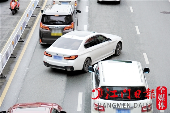 機(jī)動(dòng)車插隊(duì)加塞會(huì)加劇道路擁堵。