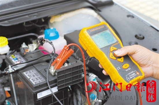 維修人員使用專業(yè)設(shè)備檢查蓄電池狀態(tài)。