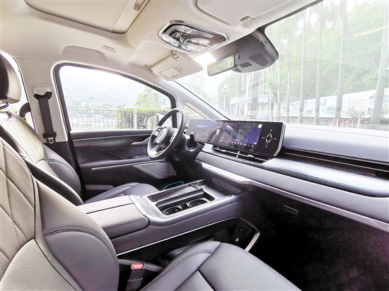 魏牌高山內(nèi)飾科技感十足。