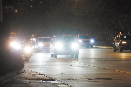 濫用遠(yuǎn)光燈危害大，車(chē)主要養(yǎng)成文明開(kāi)車(chē)的好習(xí)慣。張澤彬攝