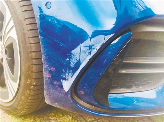 為防止愛(ài)車(chē)被人剮蹭，停車(chē)時(shí)，盡量停放在有管理員或者收費(fèi)的正規(guī)停車(chē)場(chǎng)。