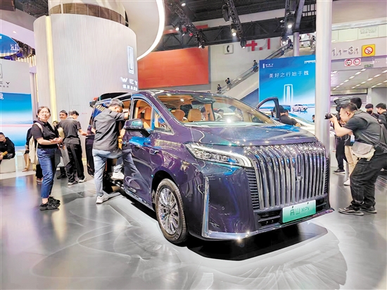 車展現(xiàn)場，亮相的新能源MPV非常多。