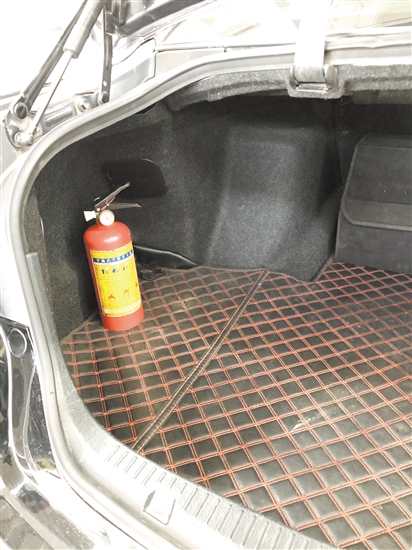 車內(nèi)要配備有效滅火器，并注意檢查是否超過使用年限。