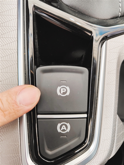 車主在停車時應(yīng)注意拉好手剎或啟動電子手剎。