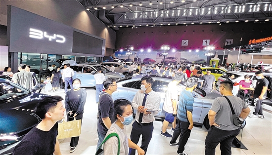 憑著主推新能源汽車，自主品牌吸引眾多市民目光。