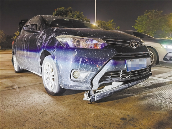 市民區(qū)先生從江門駕車到深圳出差，途中為躲避突如其來(lái)的輪胎，造成車輛損傷。