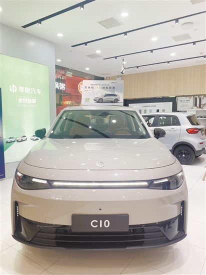 零跑C10延續(xù)零跑家族的設(shè)計(jì)語言，外形穩(wěn)固、可靠。