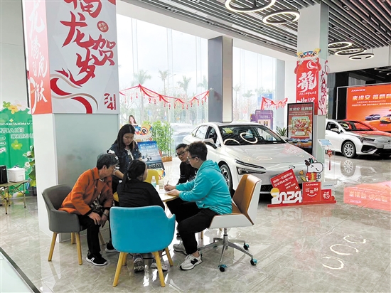 春節(jié)期間,不少車商推出購(gòu)車優(yōu)惠，吸引消費(fèi)者購(gòu)車。