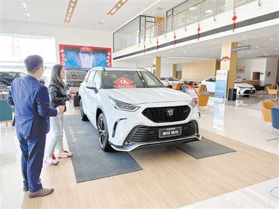 不少消費(fèi)者到店就問有無現(xiàn)車。