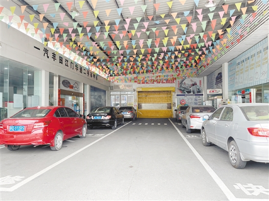 眾多汽車在排隊進行保養(yǎng)。