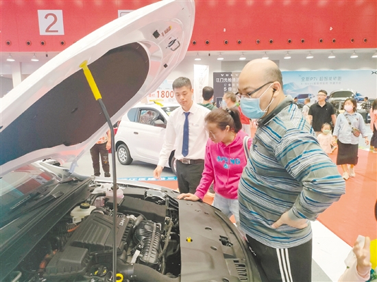 近30個品牌參展，消費者買車選擇多。