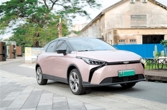 幾何M6外觀時(shí)尚運(yùn)動。