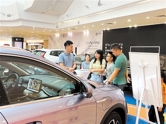 消費者購車時建議選擇口碑好的經銷商。