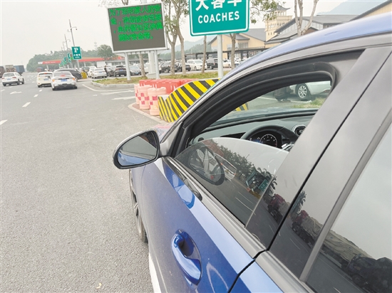 在天氣不太熱也不太冷、汽車處于中低速行駛的情況下，打開窗是較好的選擇。