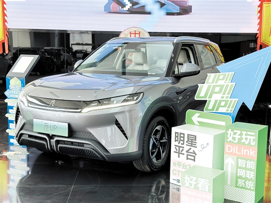 比亞迪元UP展現(xiàn)了方中帶圓、剛?cè)岵?jì)的獨(dú)特美學(xué)。