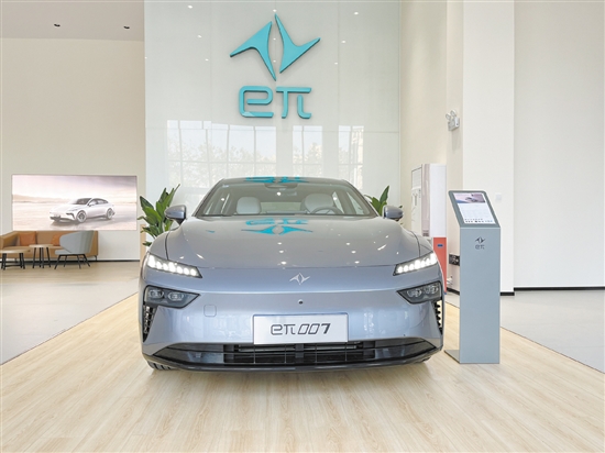 東風(fēng)奕派007的外觀動(dòng)感前衛(wèi)。