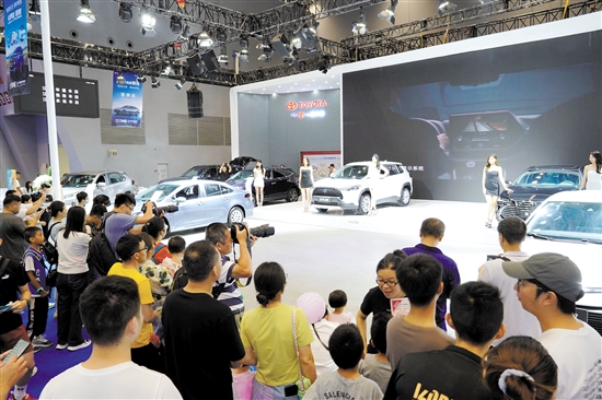 往屆車展的車模、靚車總能吸引攝影發(fā)燒友的“長槍短炮”。