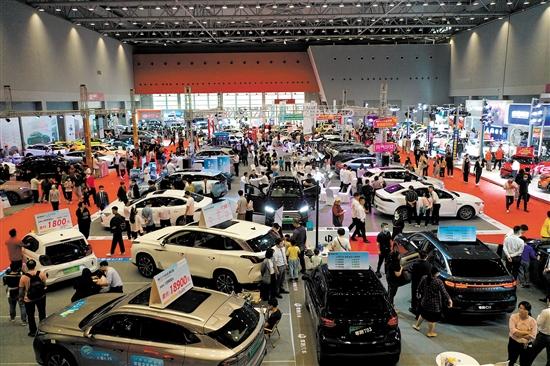 往年的“五一”車展現(xiàn)場人氣旺。