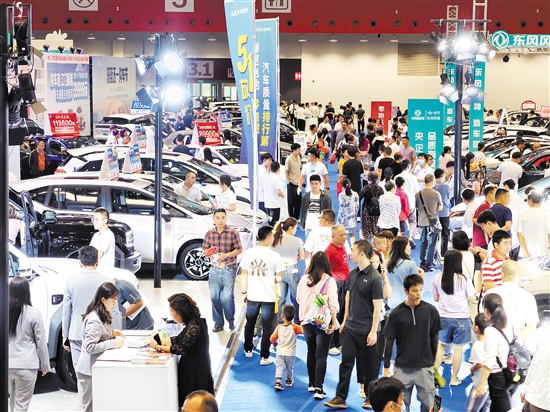 車展現(xiàn)場人氣旺。