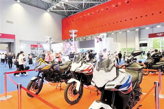 帥氣摩托車很吸睛。