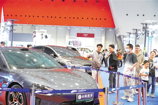 眾多新車現(xiàn)場亮相。