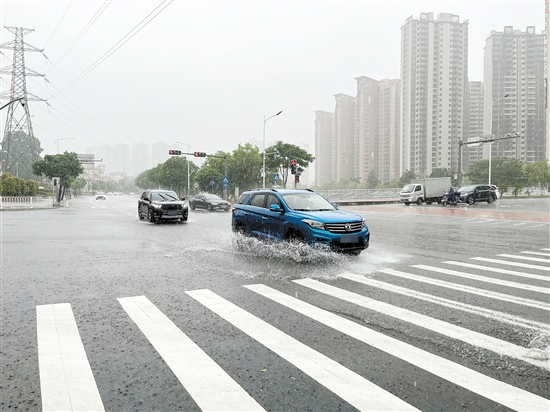 雨天行車，雨水會阻礙駕駛人的視線，要注意減速慢行。