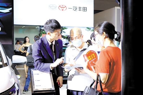 “五一”車展期間，購車客戶就非常關(guān)心補貼問題。