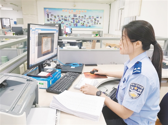 車管所網(wǎng)辦中心工作人員在對(duì)用戶提交的資料進(jìn)行審核。